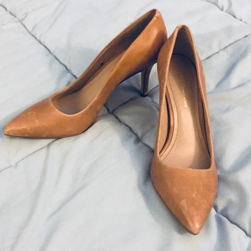 NEW BCBG Camel / Tan 3” Pumps